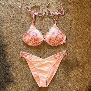 Hollister Pink Bikini with floral pattern. Underwire top with padding.